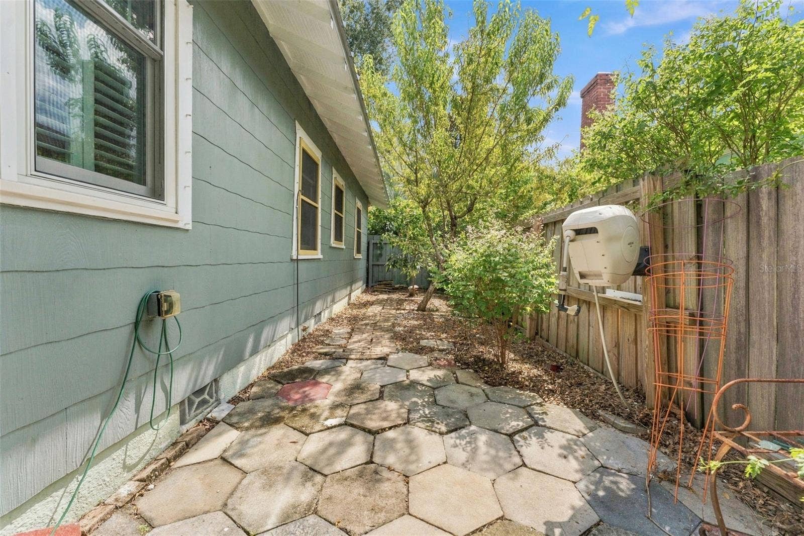 2121 DARTMOUTH AVENUE N, St Petersburg, FL 33713