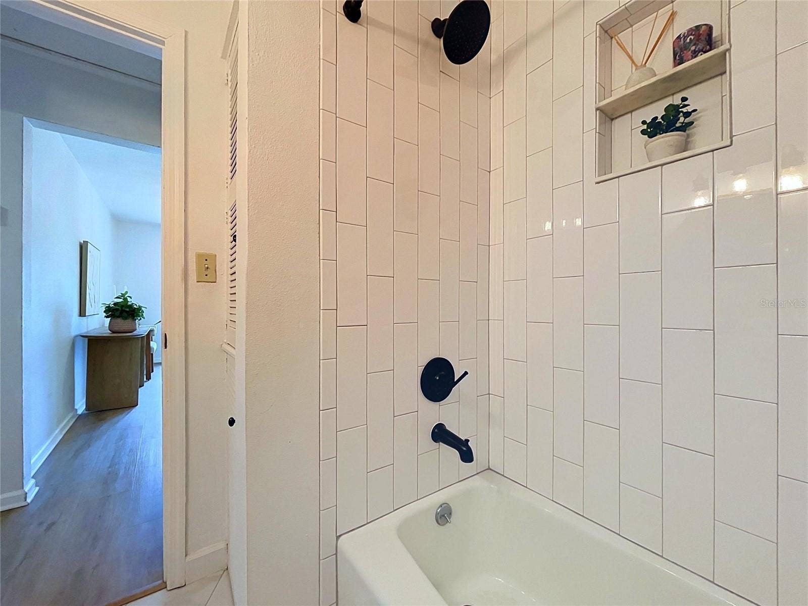 611 W HENRY AVENUE, Tampa, FL 33604