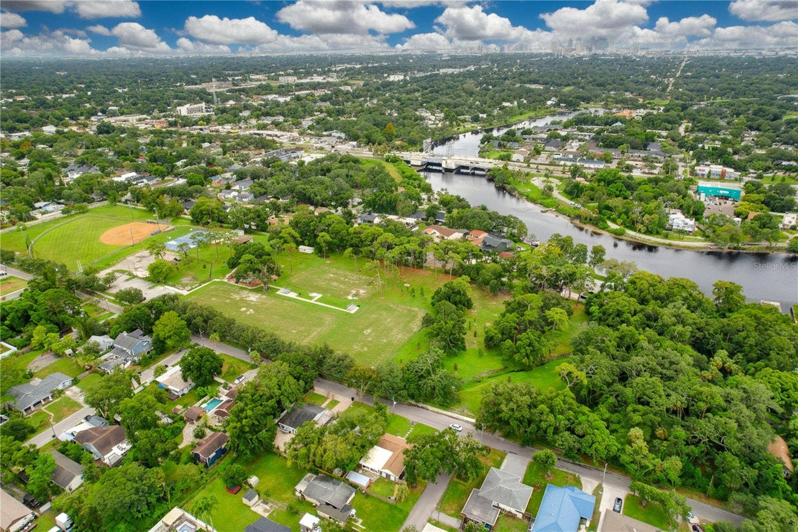 611 W HENRY AVENUE, Tampa, FL 33604