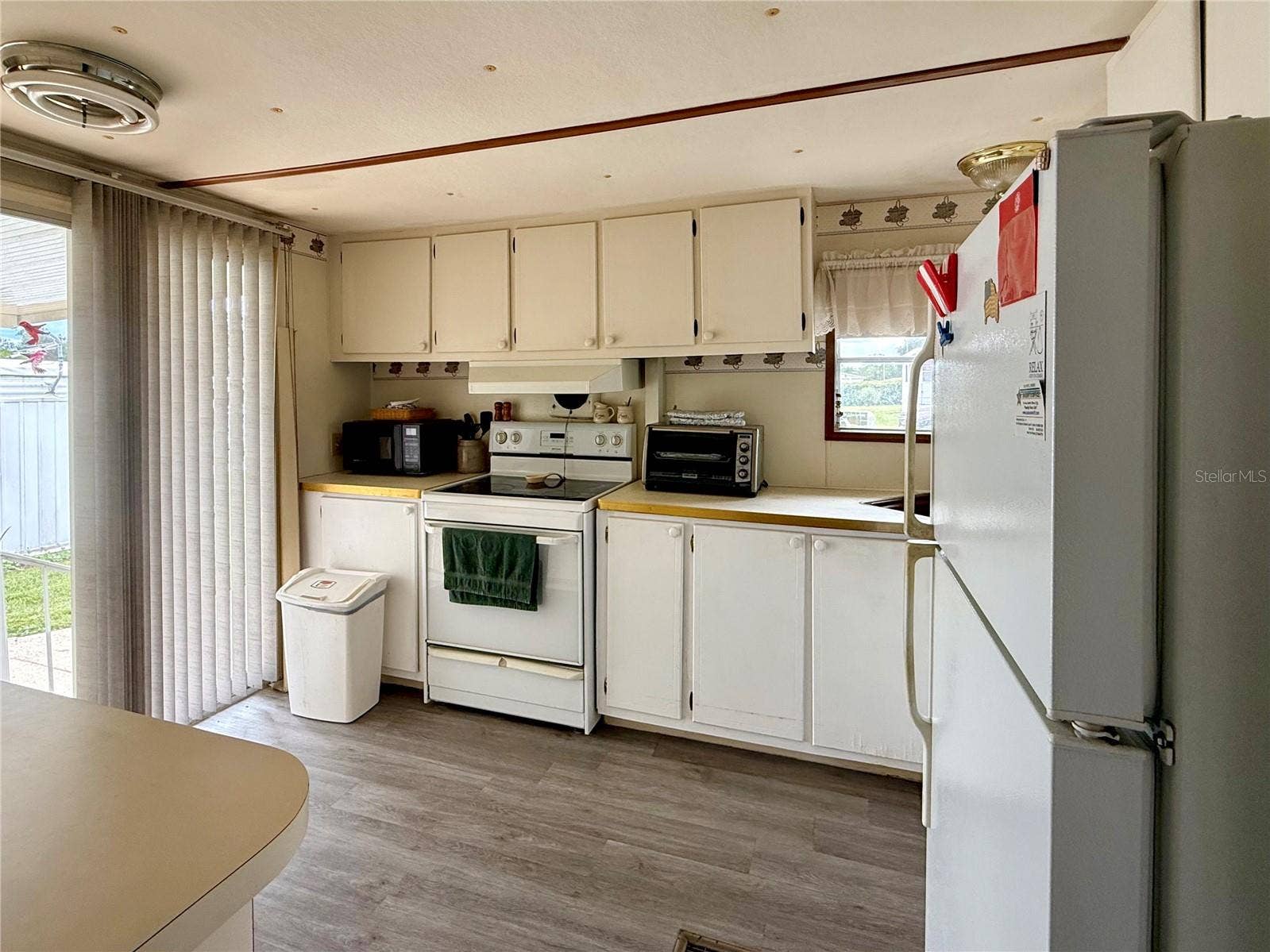6035 RIDGEWOOD DRIVE, Zephyrhills, FL 33542 Kitchen