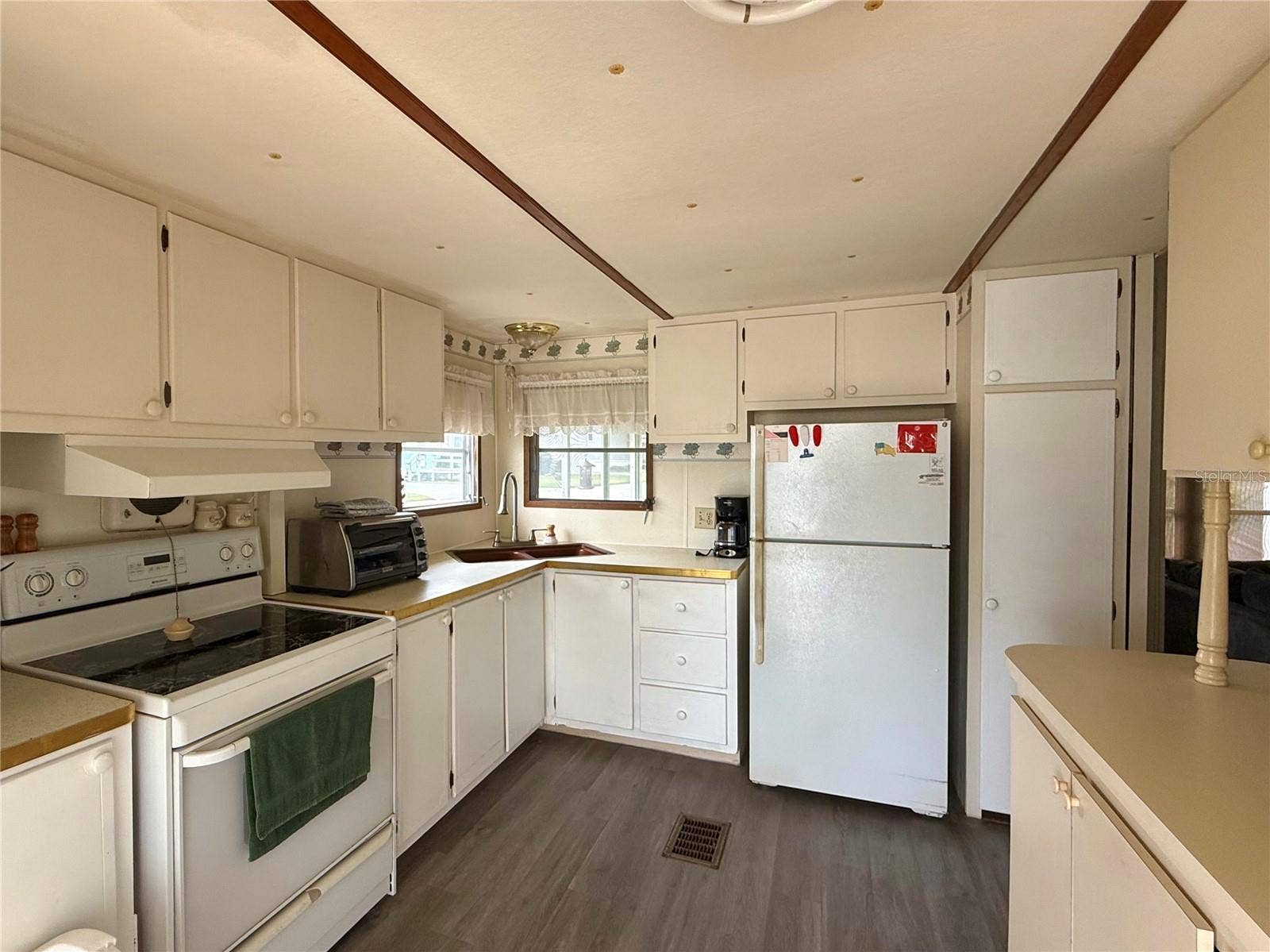 6035 RIDGEWOOD DRIVE, Zephyrhills, FL 33542 Kitchen