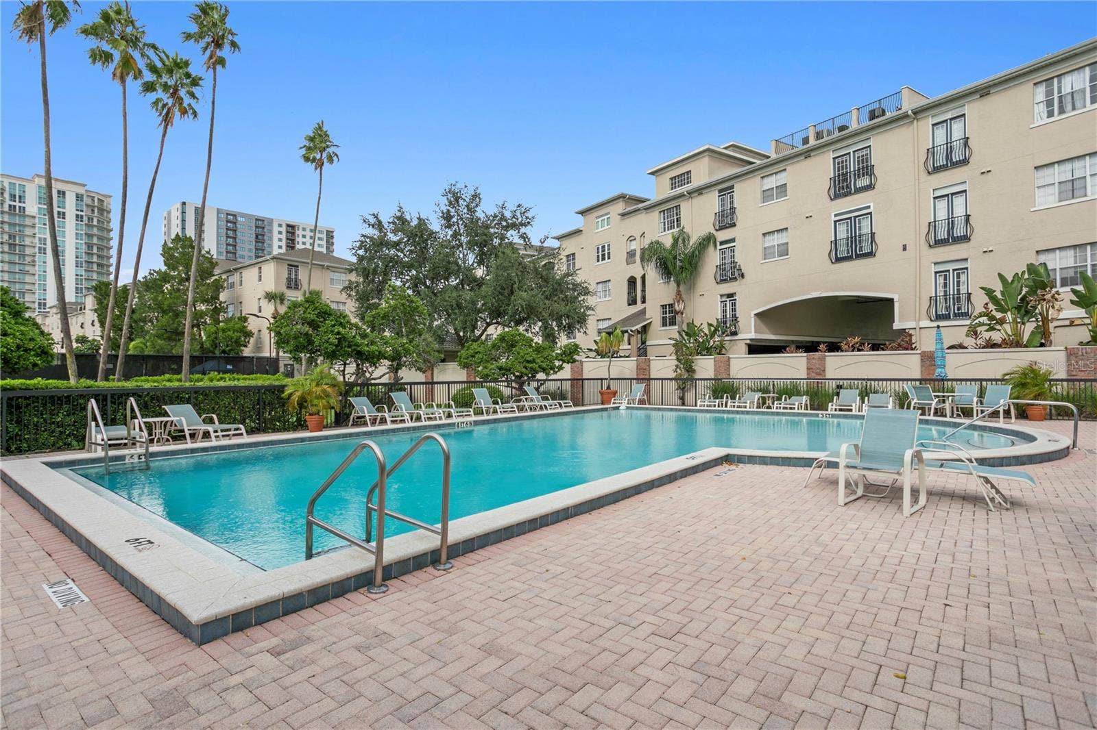 1000 S HARBOUR ISLAND BOULEVARD, #2306, Tampa, FL 33602 The community pool offers ample seating with plenty of lounge chairs to relax and soak up the Florida sunshine.