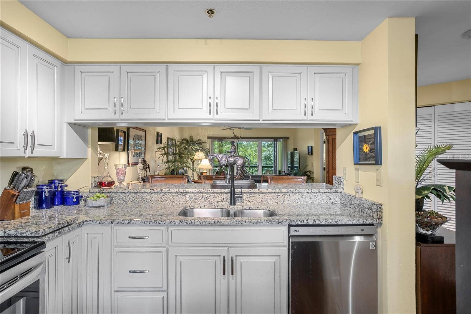 1000 S HARBOUR ISLAND BOULEVARD, #2306, Tampa, FL 33602 Well-appointed cabinetry provides storage, with open sightlines to the dining area and a bar-height counter ideal for casual meals or conversation.