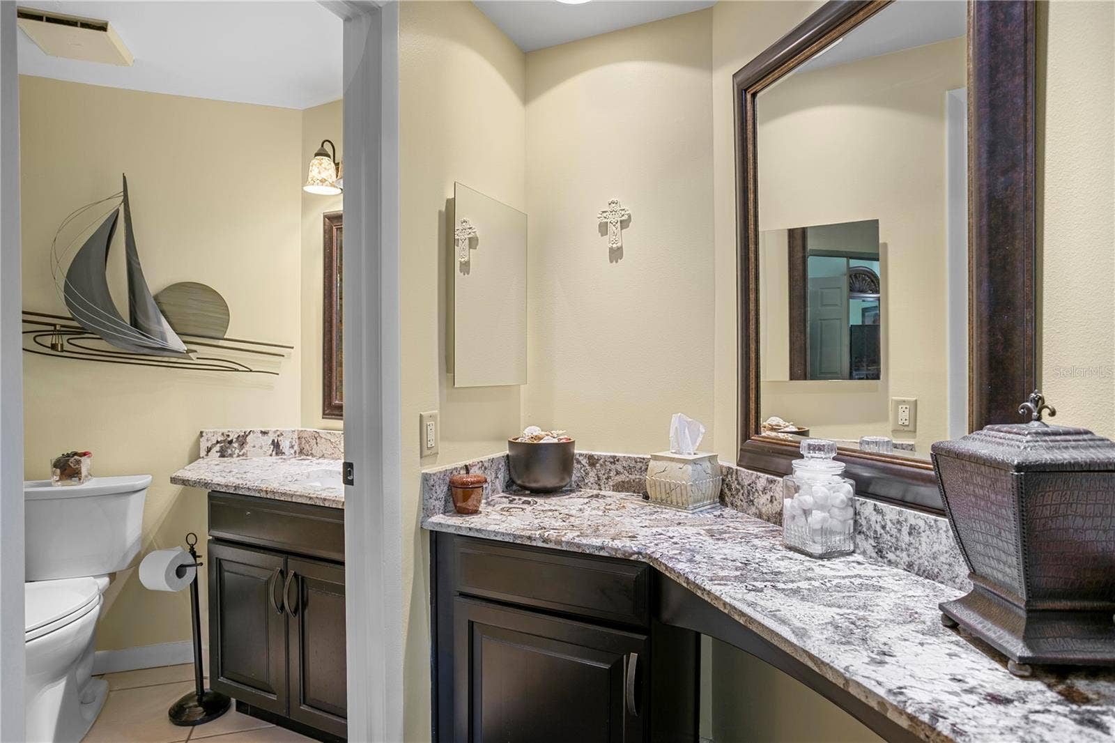 1000 S HARBOUR ISLAND BOULEVARD, #2306, Tampa, FL 33602 Private en suite bath located just off the primary bedroom.