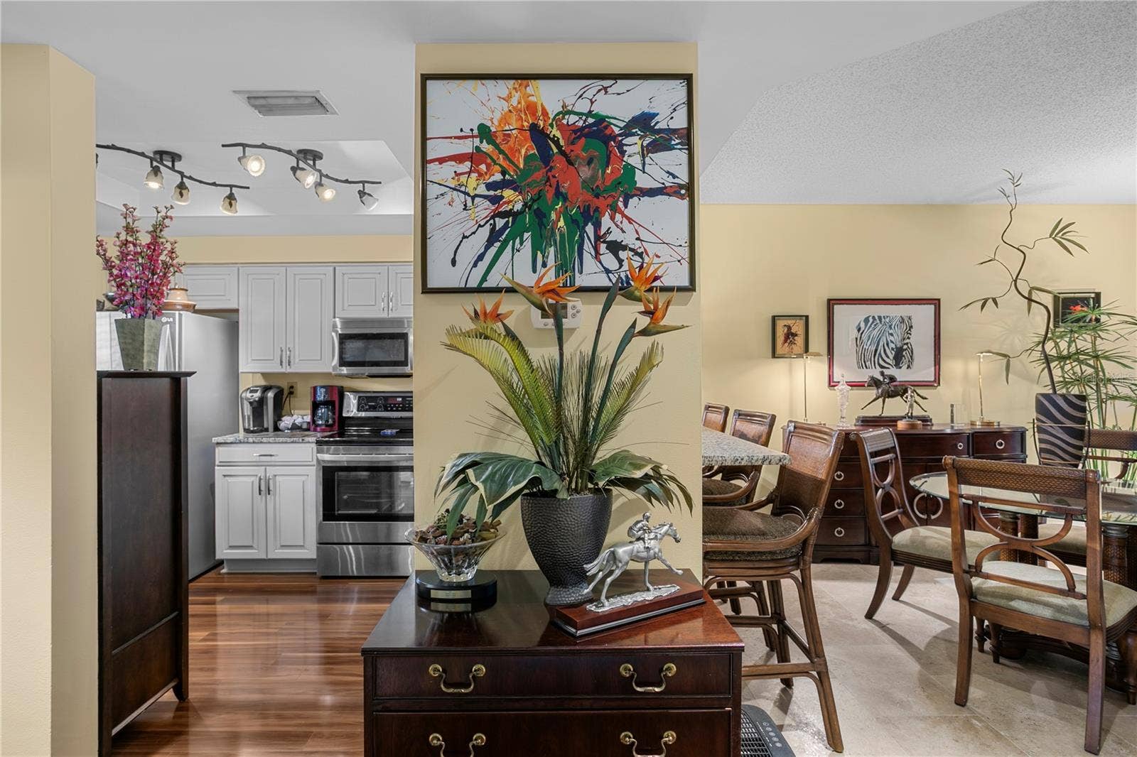 1000 S HARBOUR ISLAND BOULEVARD, #2306, Tampa, FL 33602 Let's step inside to the refreshed kitchen