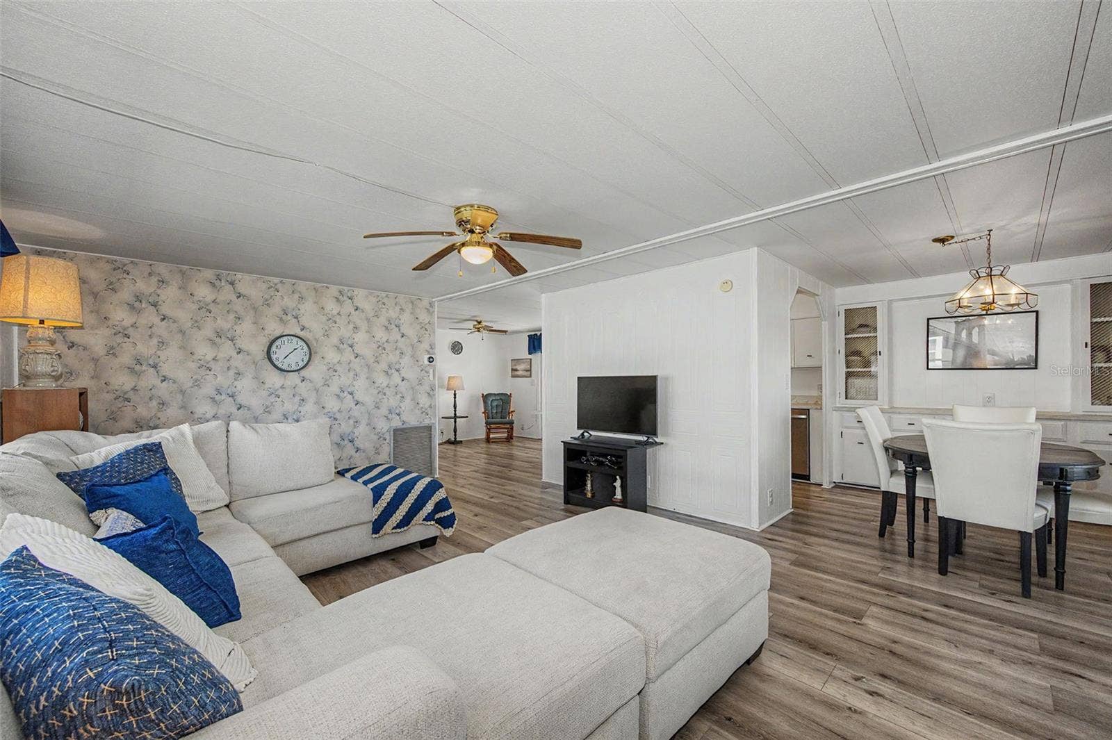 39820 US HIGHWAY 19 N, #160, Tarpon Springs, FL 34689 Furniture & Furnishings included