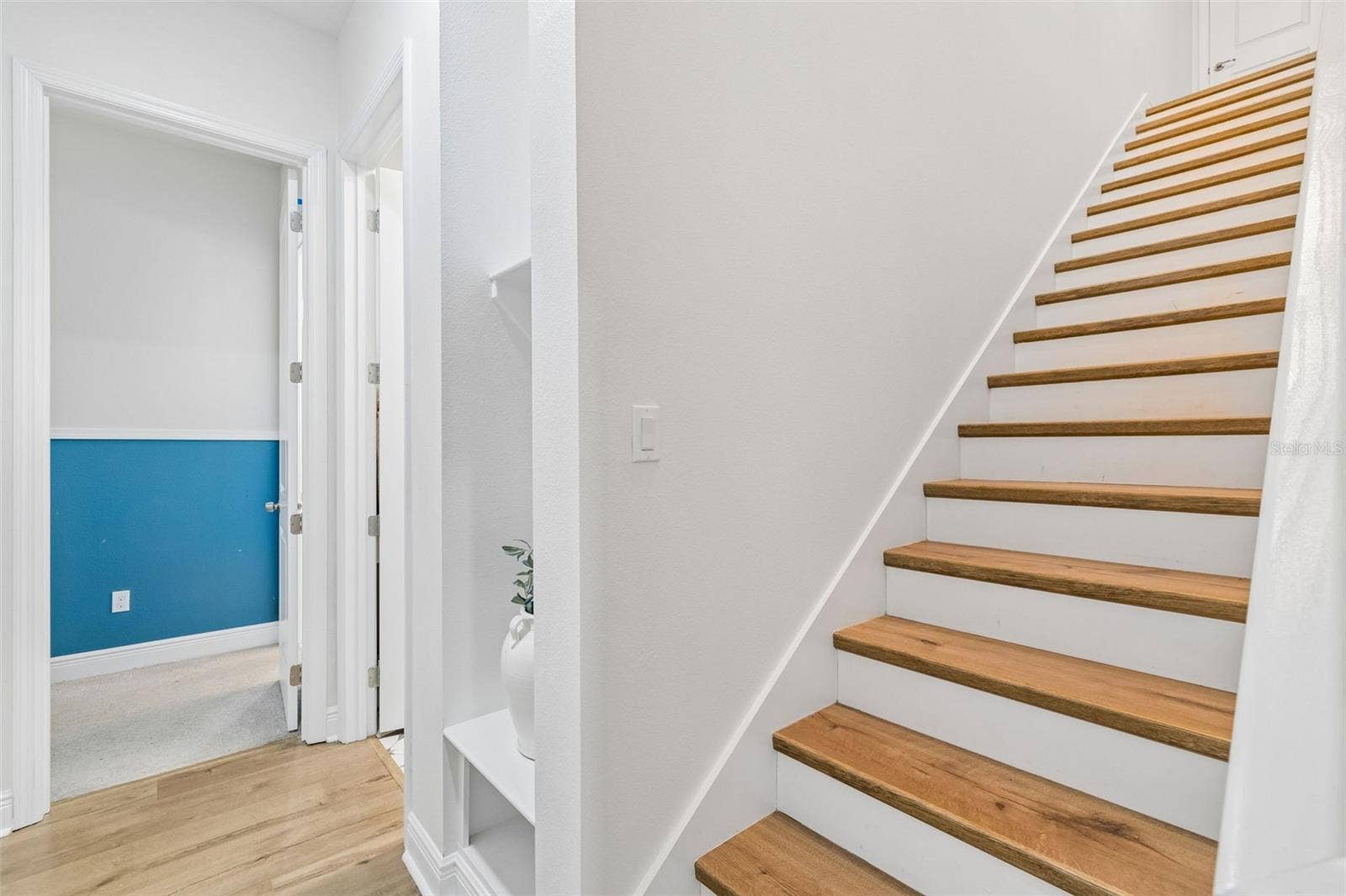 6107 NIKKI LANE LANE, Odessa, FL 33556 Stairwell