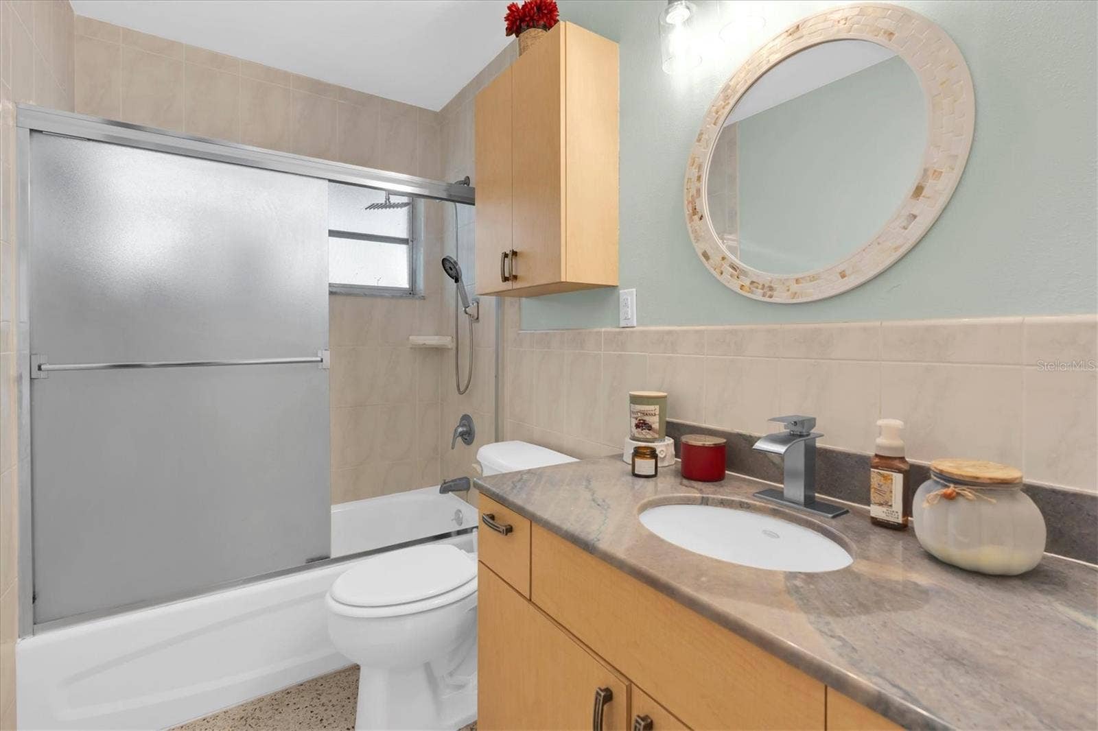 5701 6TH WAY S, St Petersburg, FL 33705 Tastefully updated second bath