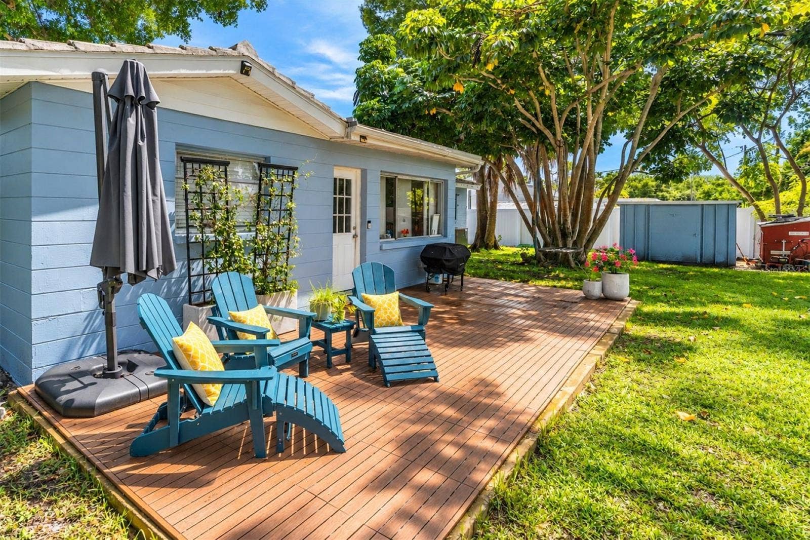 5701 6TH WAY S, St Petersburg, FL 33705 Room to enjoy the Florida sunshine at home