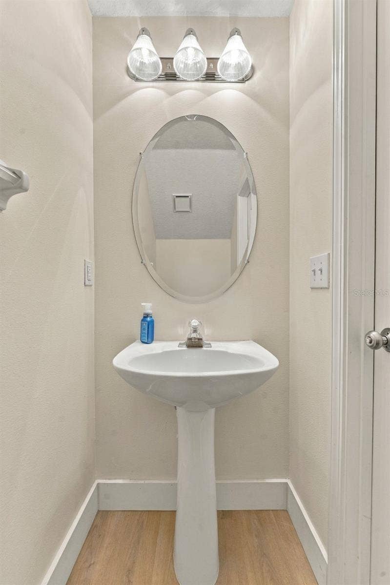 3121 BAYSHORE OAKS DRIVE, Tampa, FL 33611 Half bathroom off the kitchen