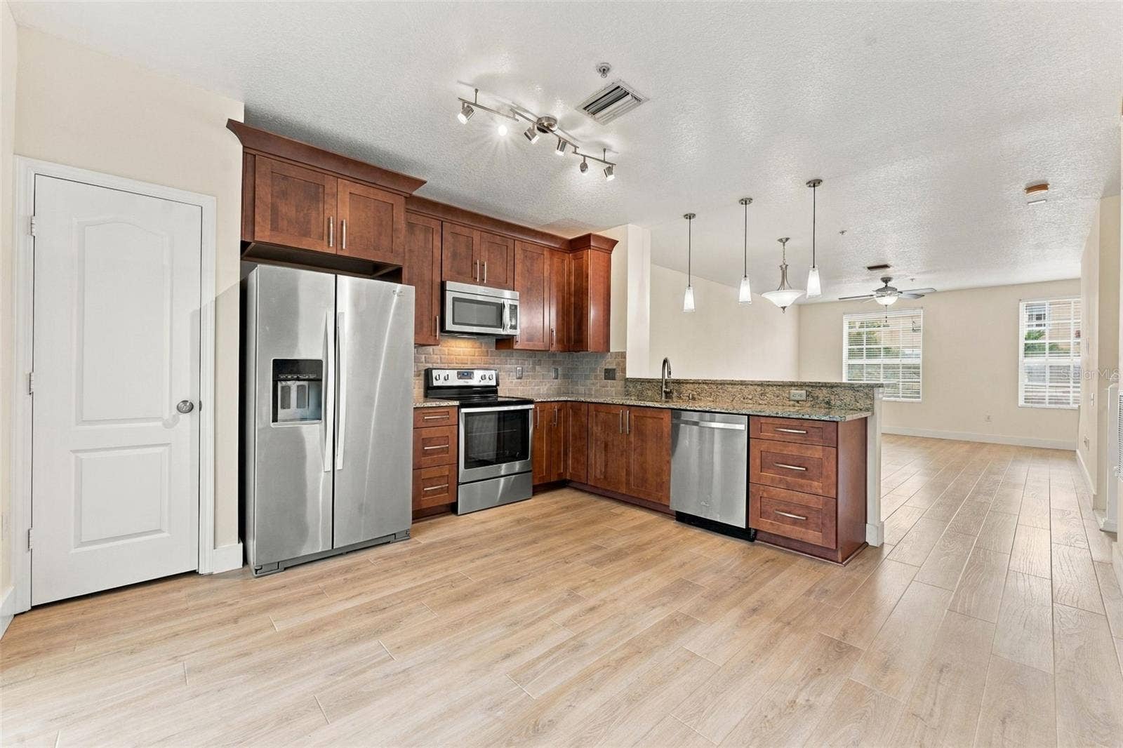 3121 BAYSHORE OAKS DRIVE, Tampa, FL 33611 Kitchen