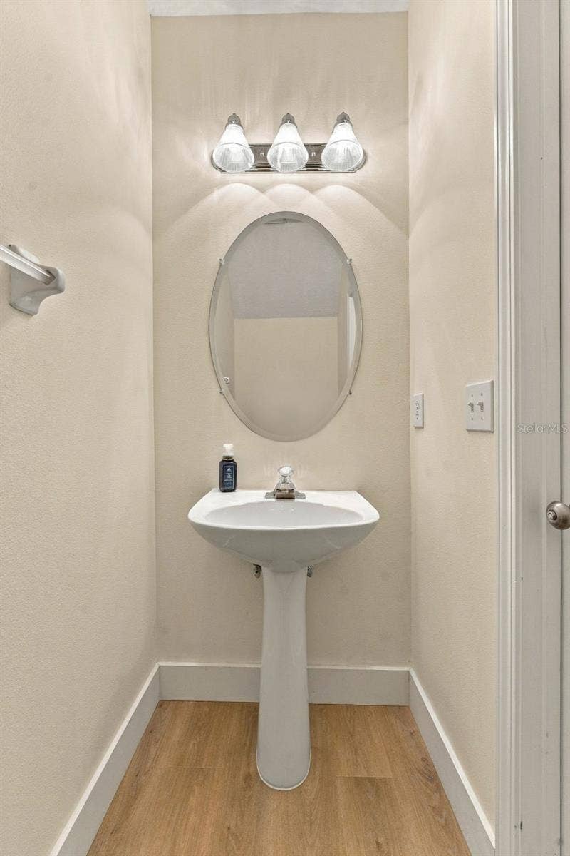 3121 BAYSHORE OAKS DRIVE, Tampa, FL 33611 Downstairs half bathroom