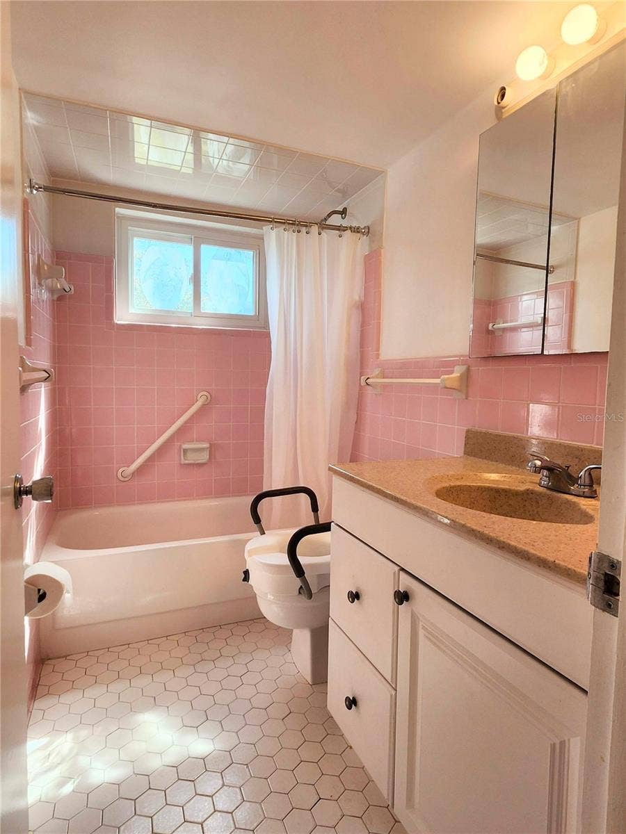 11201 80TH AVENUE, #201, Seminole, FL 33772 2nd bathroom with Tub/ shower combo