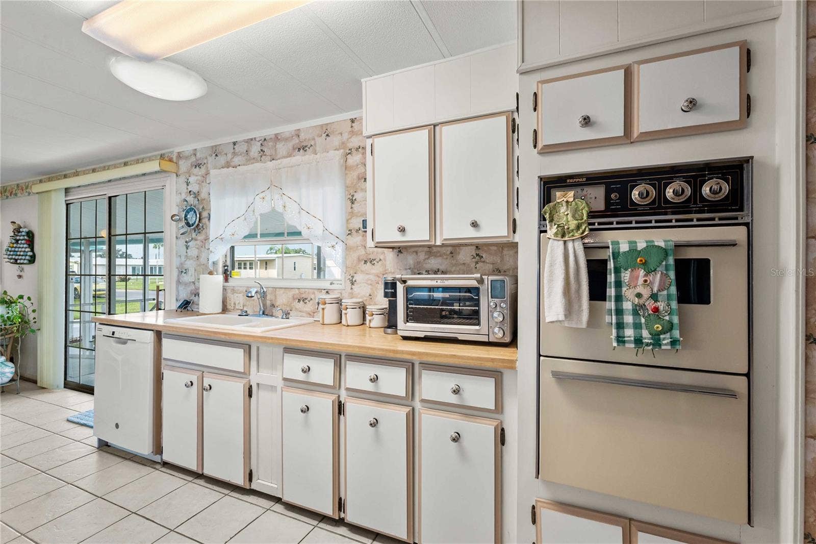 5352 PLANT STREET, Zephyrhills, FL 33542 Double oven and plenty of countertop space.