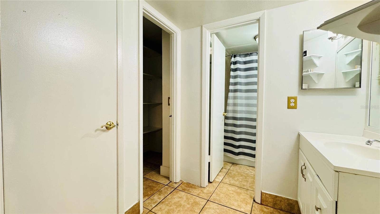 4368 AQUA VISTA DRIVE, #8D, Orlando, FL 32839 4368 AQUA VISTA DRIVE, #8D, Orlando, FL 32839