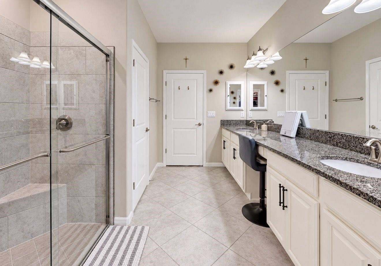 Primary bath w/en suite