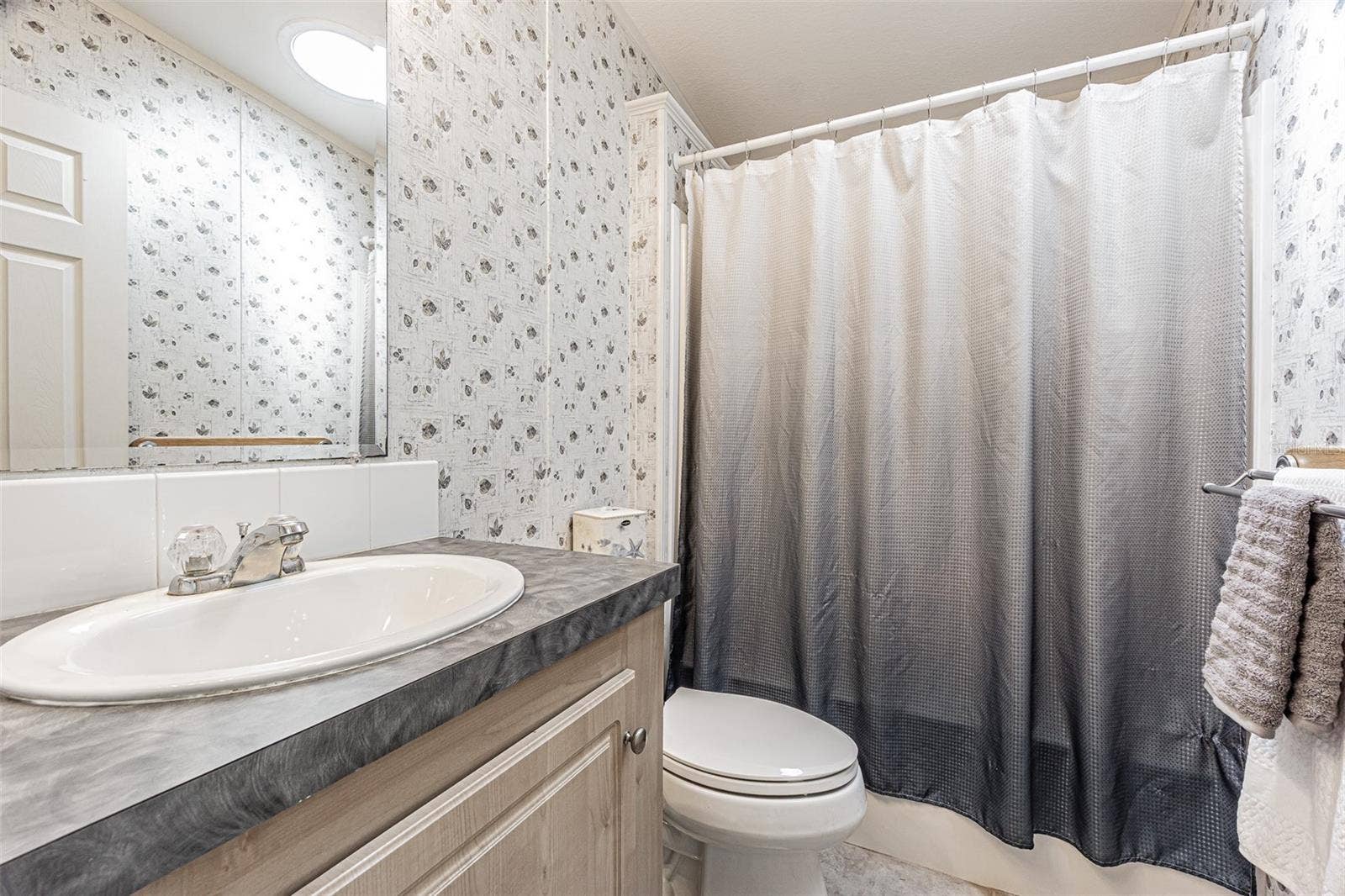 Full Hall bath