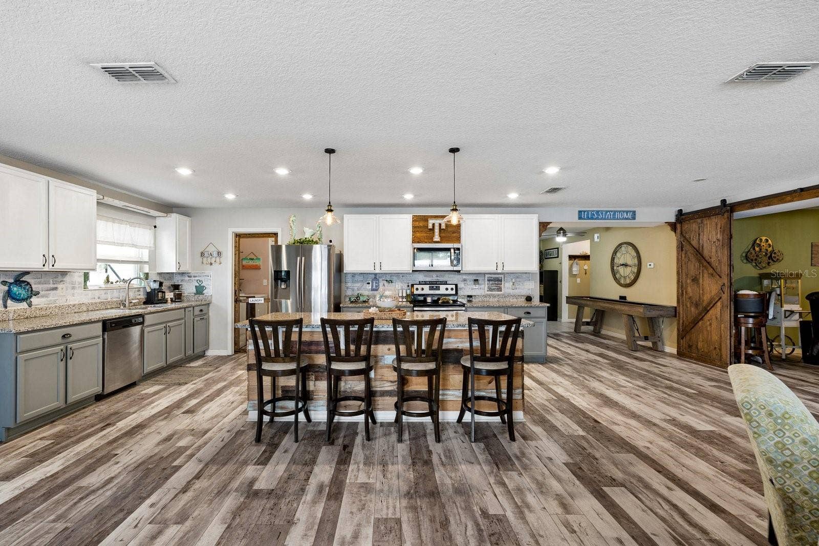 Large breakfast bar at kitchen island