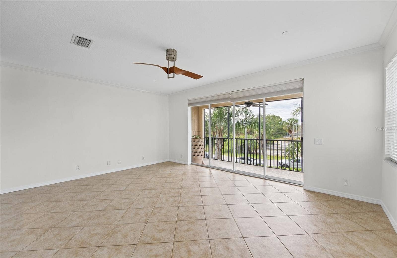 1146 VENETIAN HARBOR DRIVE NE, St Petersburg, FL 33702 new paint in living area