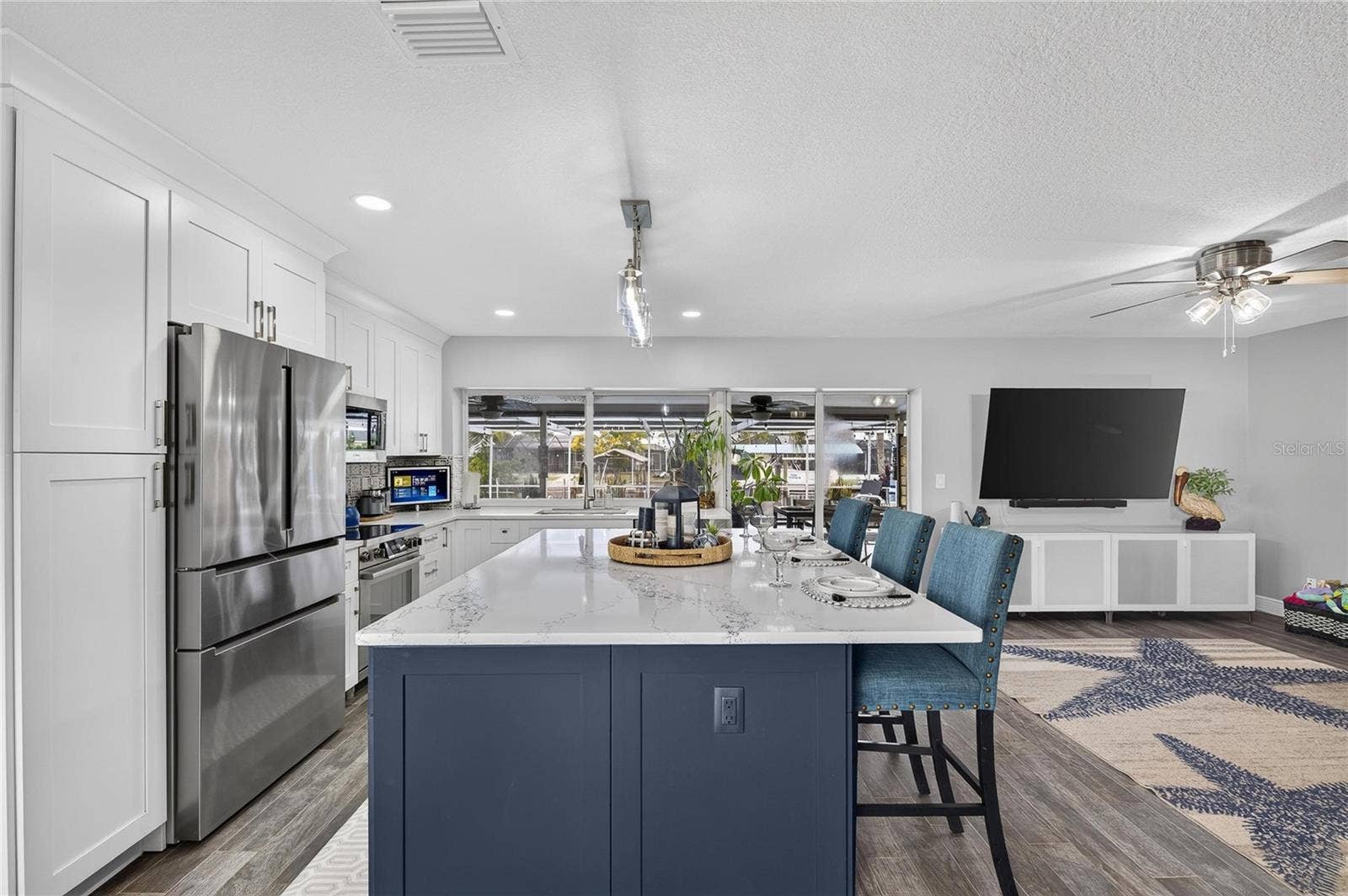 Large Center Island With Quartz Counter & A Roomy Sized Breakfast/Snack Bar!