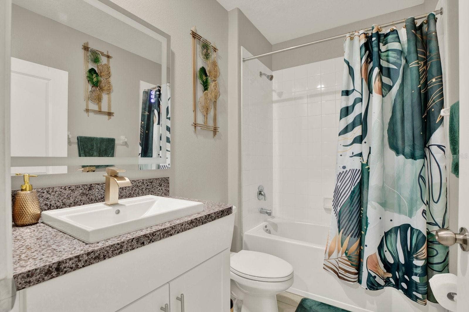 Full first floor bathroom