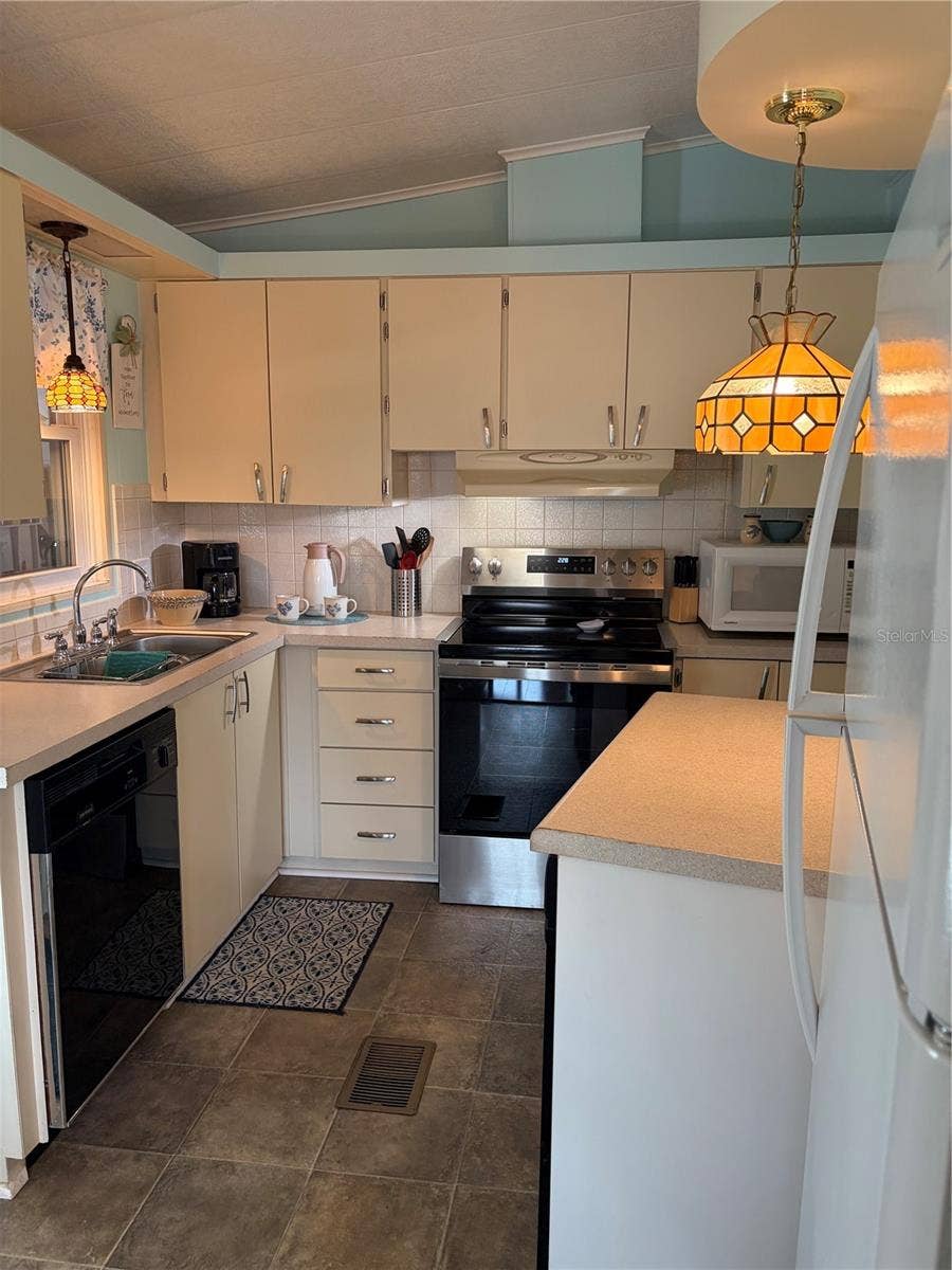 10493 PEACEFUL DRIVE, Largo, FL 33773 10493 PEACEFUL DRIVE, Largo, FL 33773