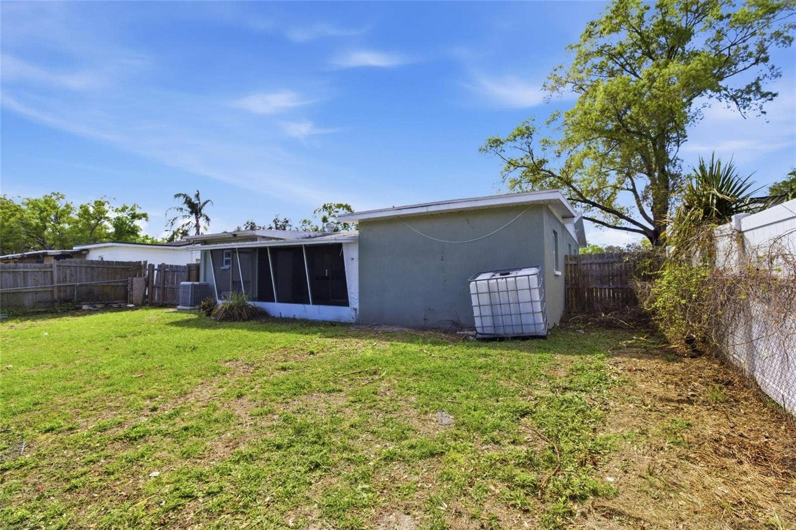 8609 CHINABERRY DRIVE, Tampa, FL 33637 8609 CHINABERRY DRIVE, Tampa, FL 33637