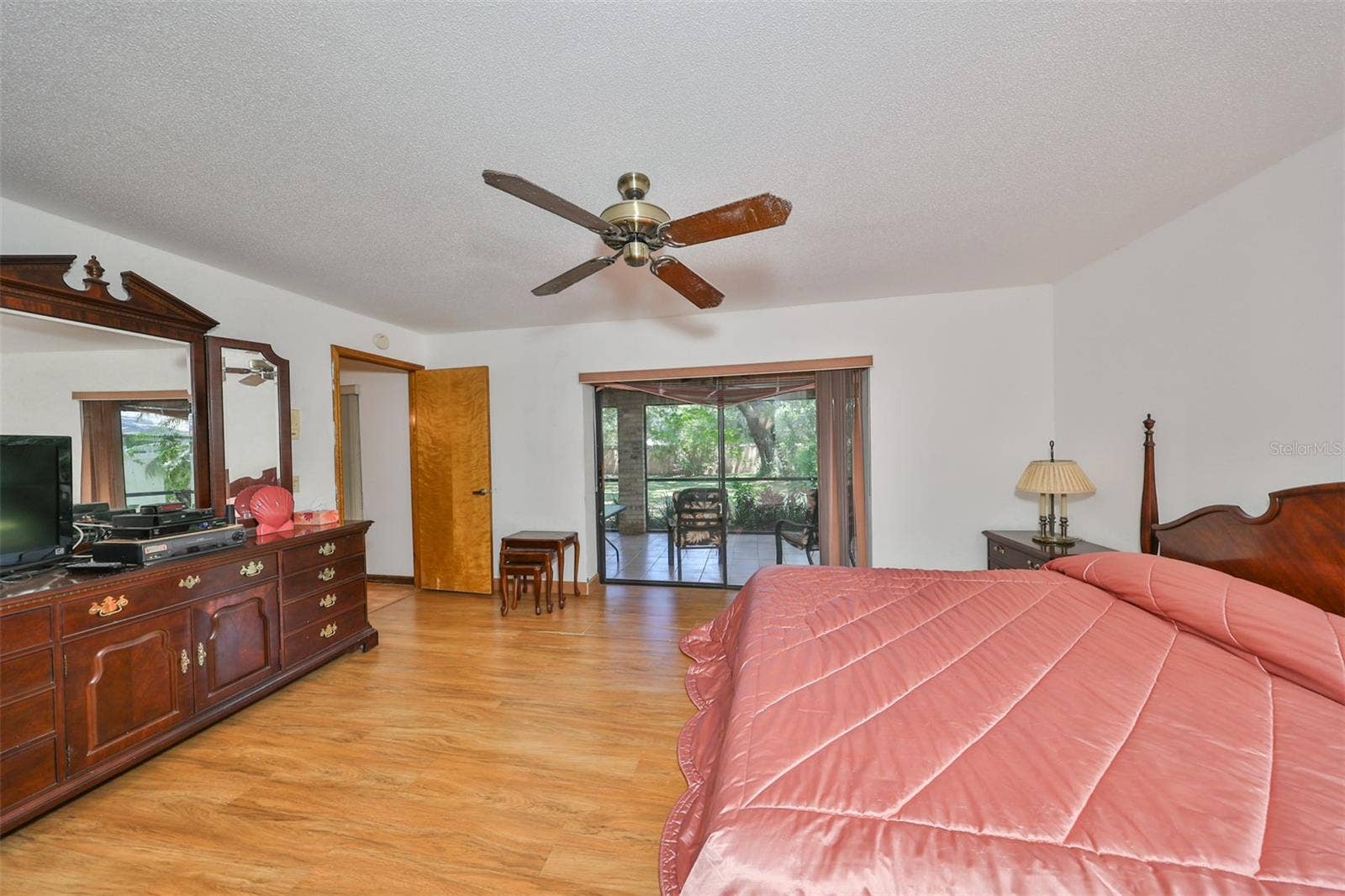 2609 MANOR OAK DRIVE, Valrico, FL 33596 Primary Bedroom has sliding glass doors that lead to the screened lanai.