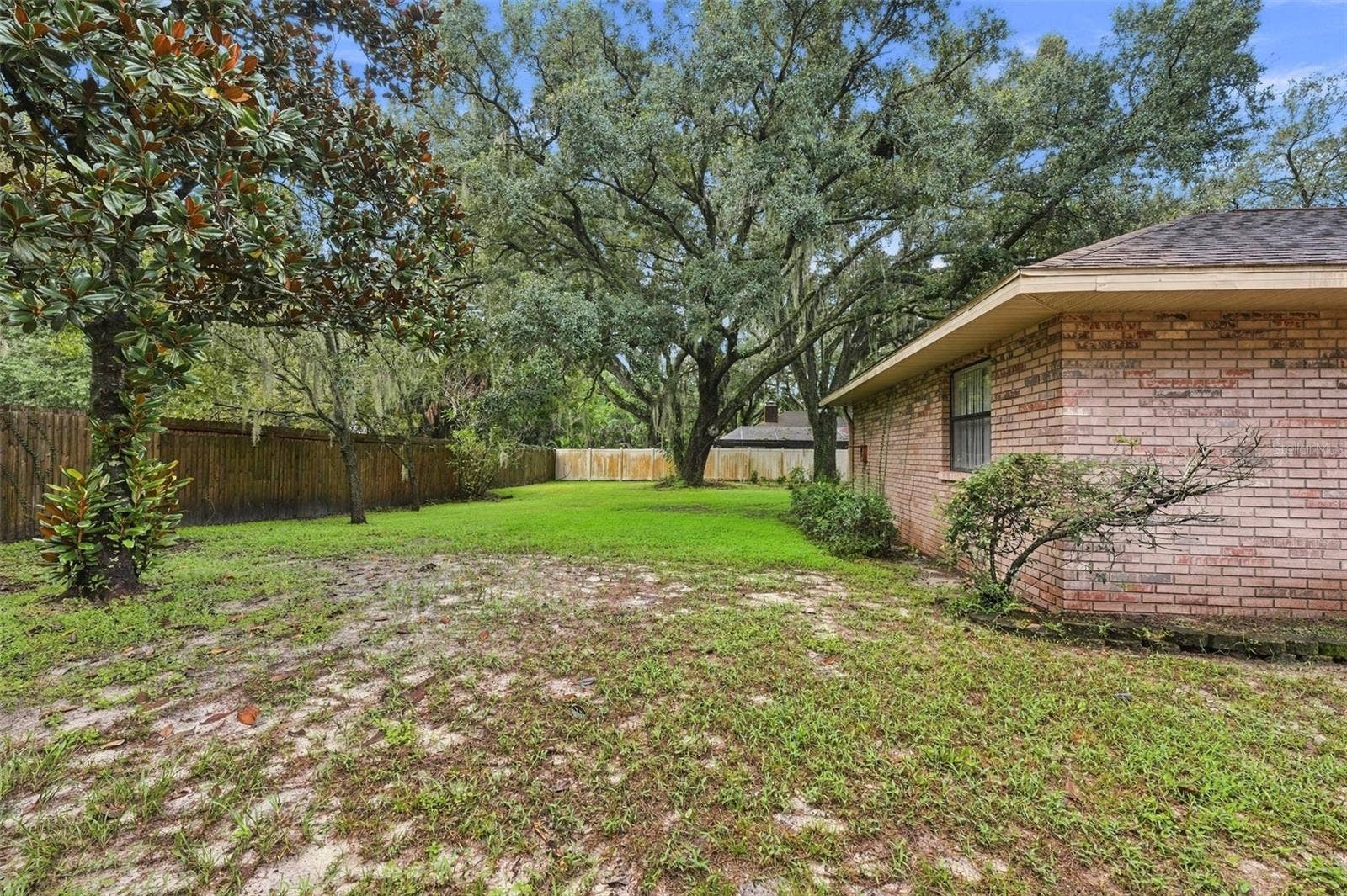 2609 MANOR OAK DRIVE, Valrico, FL 33596 Sideyard