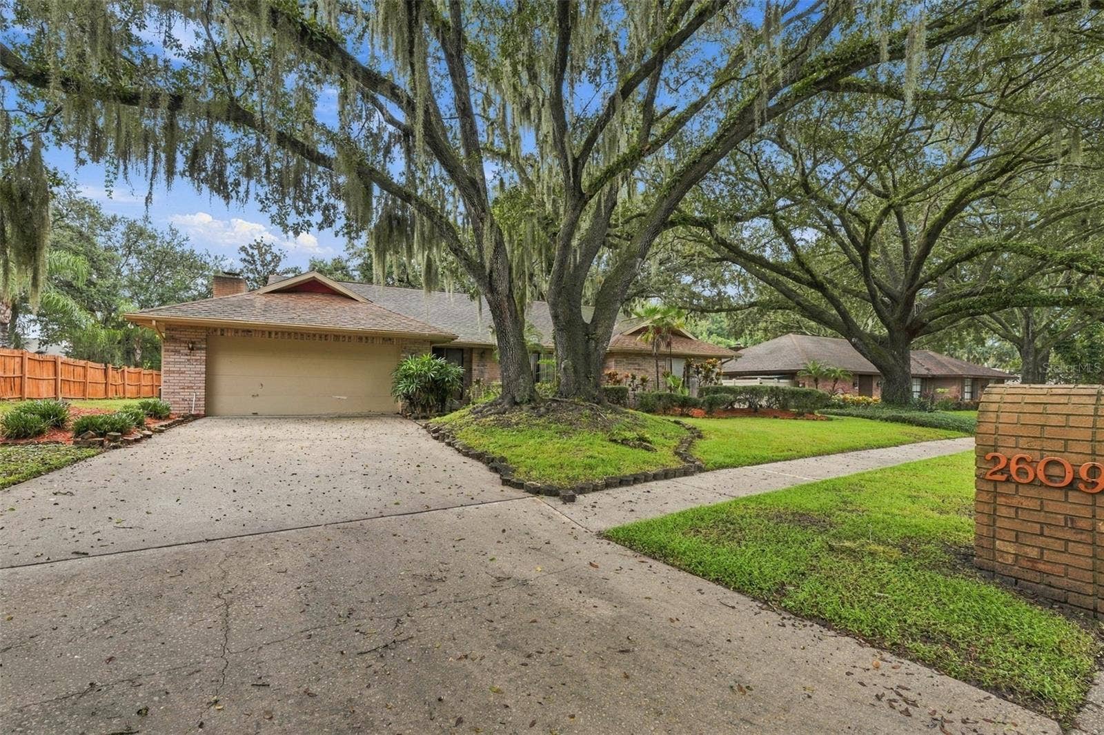 2609 MANOR OAK DRIVE, Valrico, FL 33596 The driveway easy accomodates for multiple vehicles.