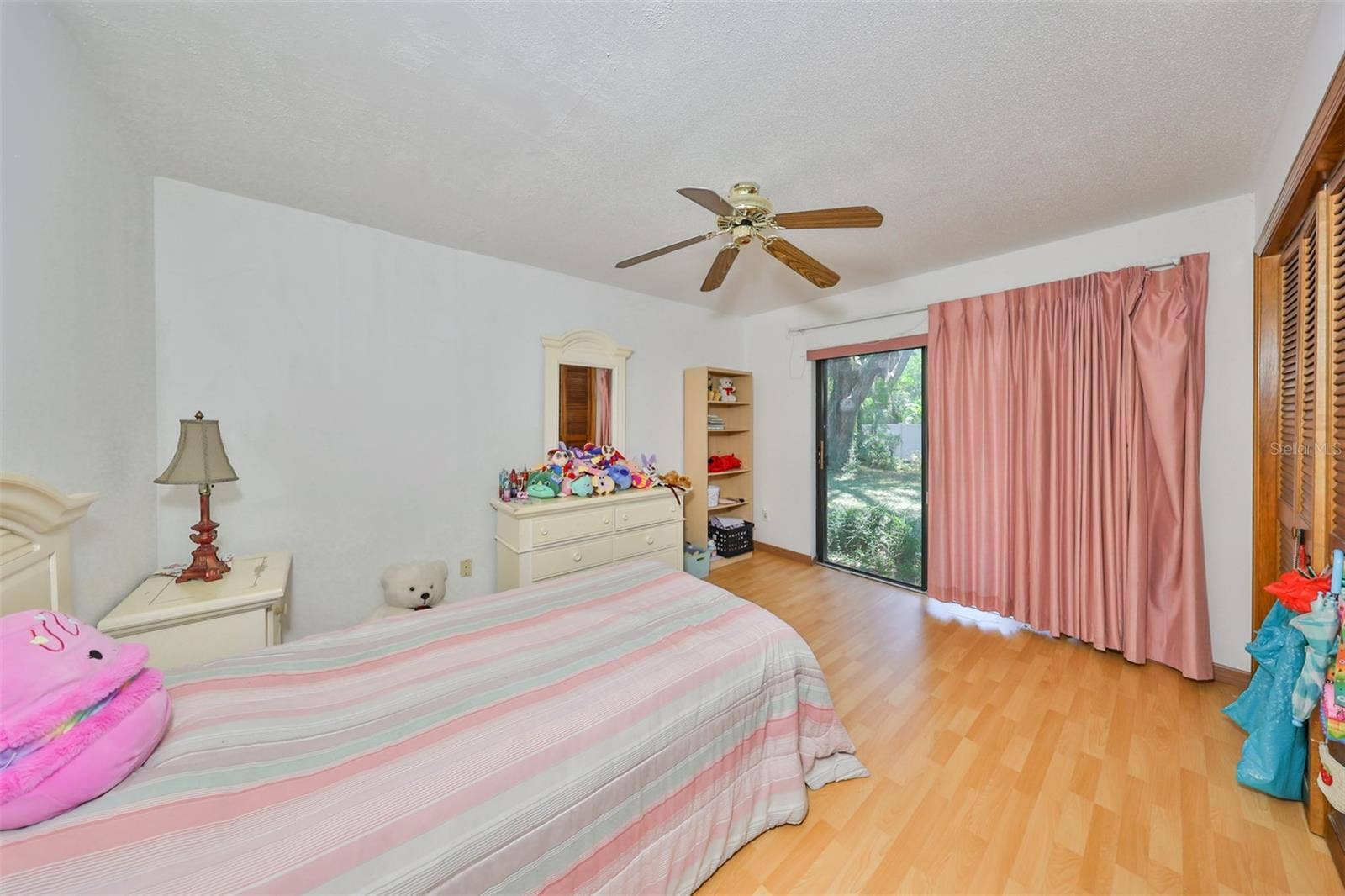 2609 MANOR OAK DRIVE, Valrico, FL 33596 Bedroom #4 is good size and bright with the sliding glass doors