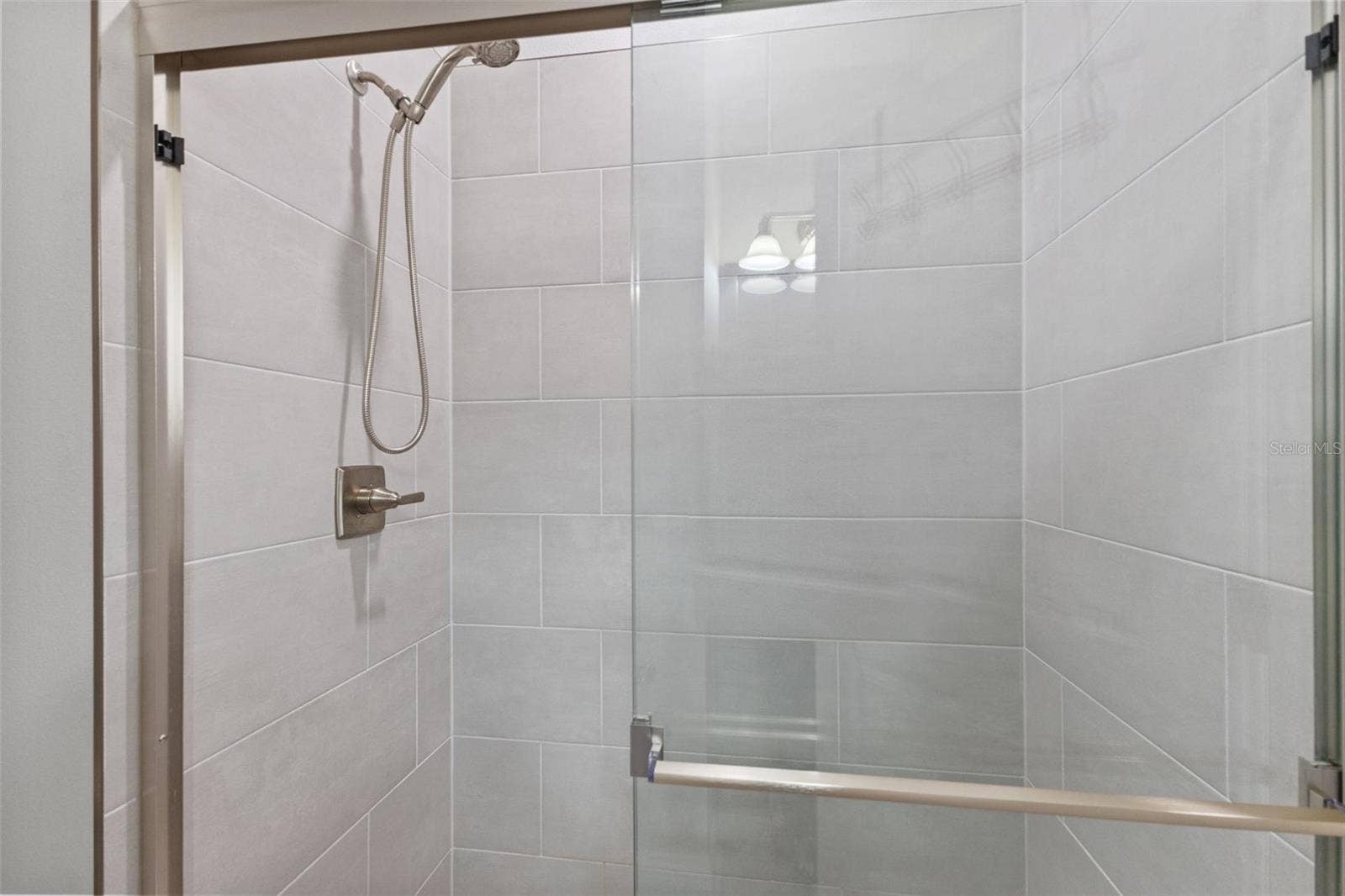 4009 W CARMEN STREET, Tampa, FL 33609 walk in shower