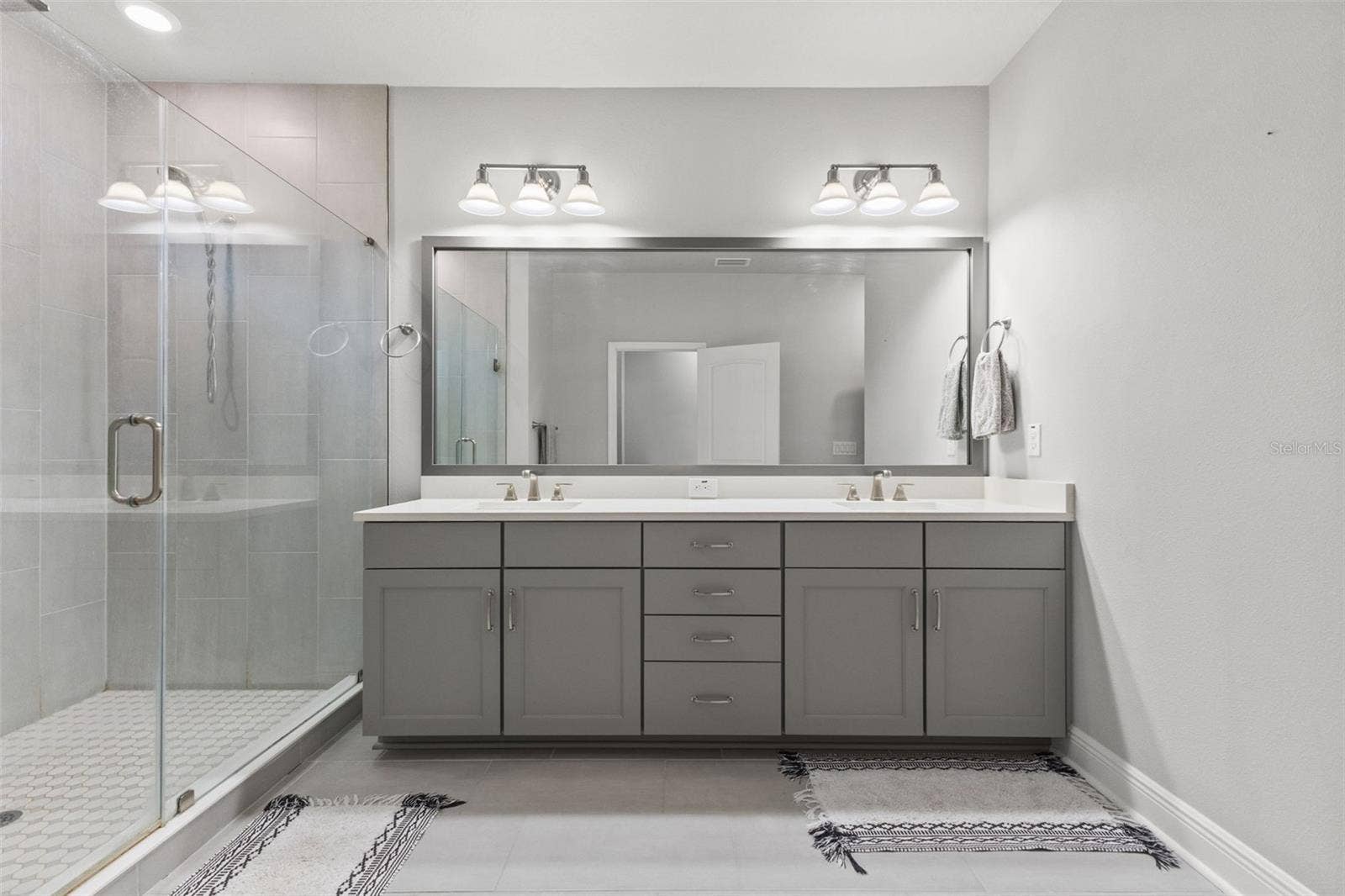 4009 W CARMEN STREET, Tampa, FL 33609 Dual sinks in primary bath
