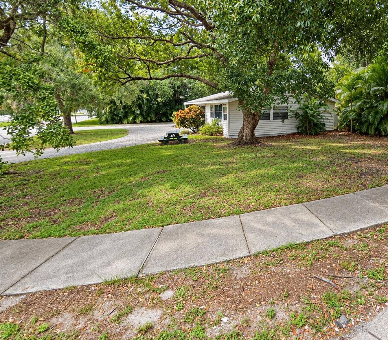 1323 S SHADE AVENUE, Sarasota, FL 34239 1323 S SHADE AVENUE, Sarasota, FL 34239