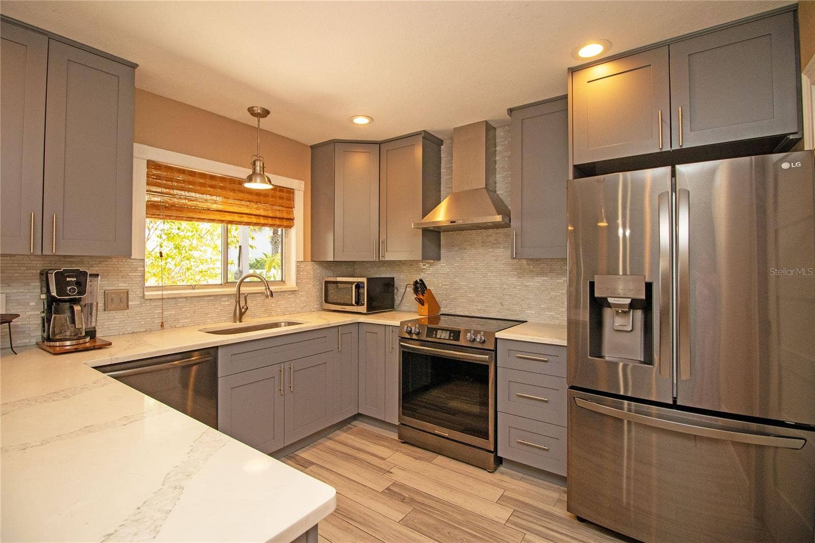 1640 CAPE HOPE AVENUE NE, #2, St Petersburg, FL 33702 New appliances