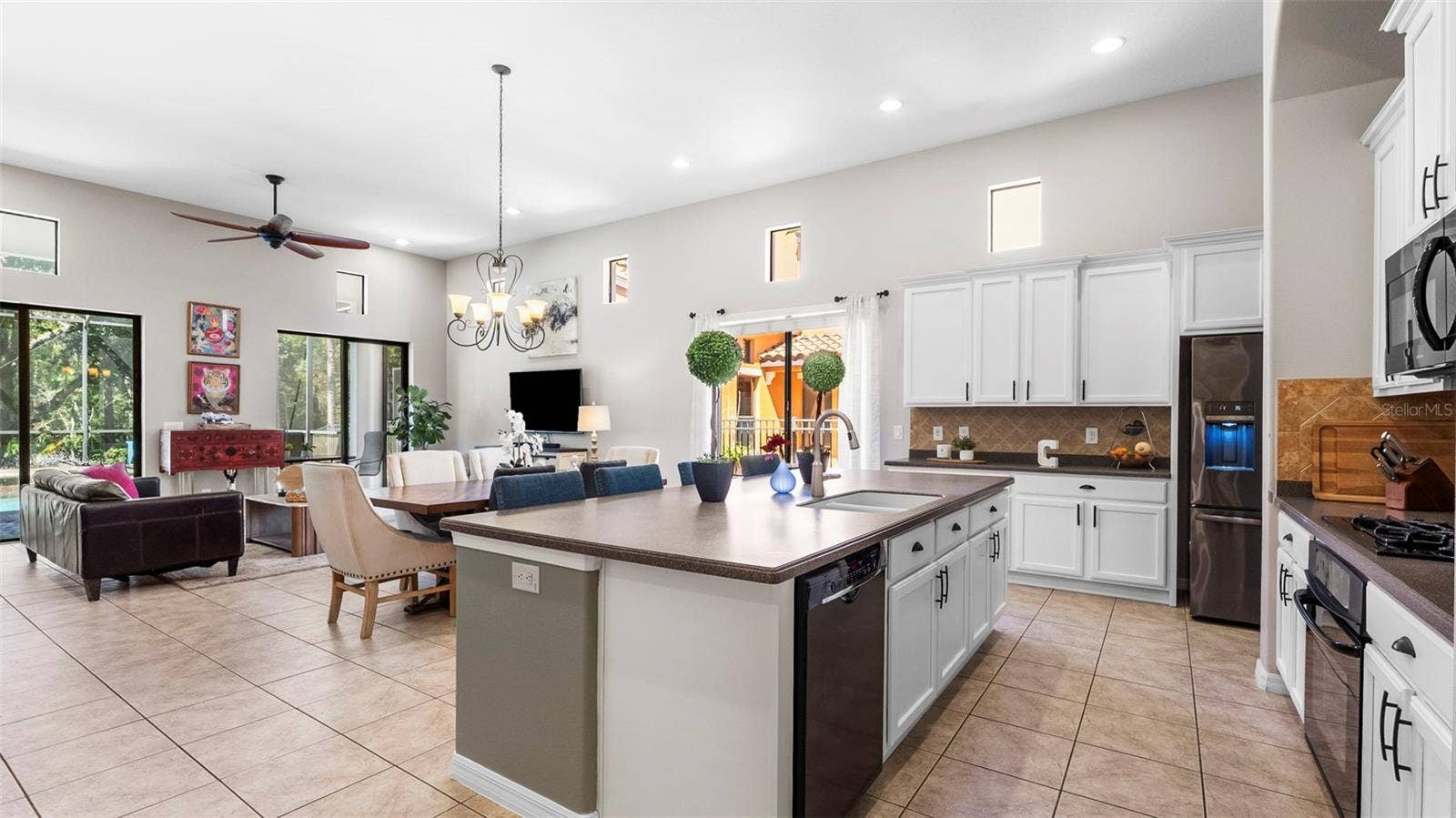 Kitchen-Feature Wall On Island