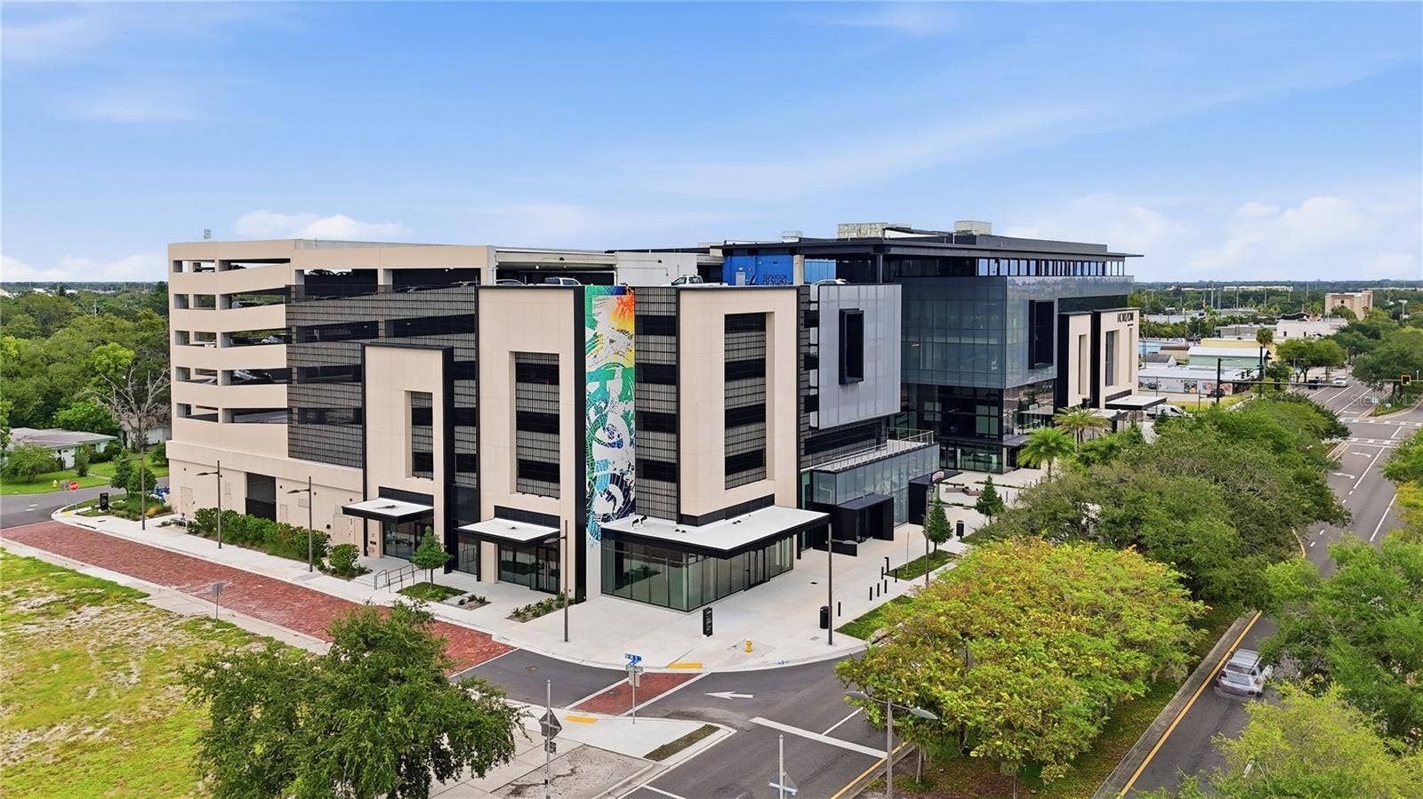 608 4TH STREET SW, Largo, FL 33770 10 minute walk to the brand new city hall complex (local dining & shopping)
