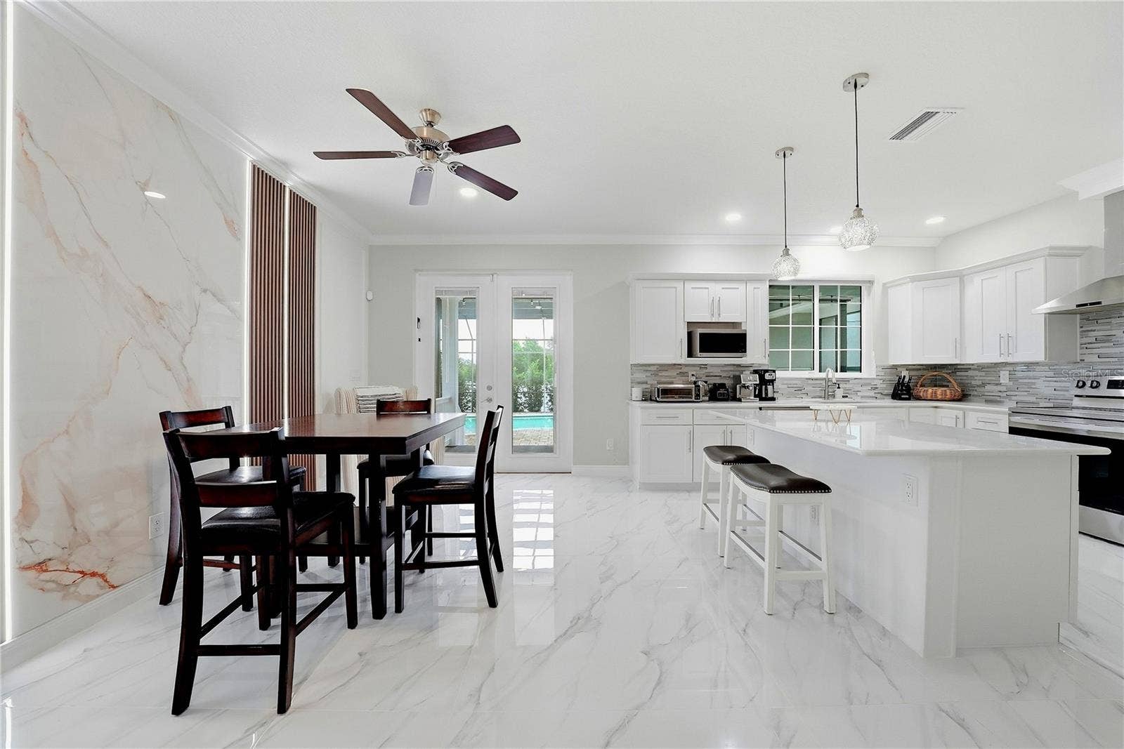 608 4TH STREET SW, Largo, FL 33770 Dining & kitchen area