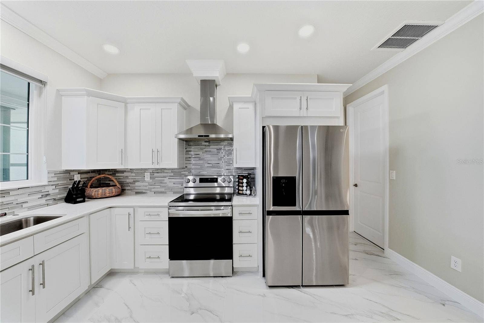 608 4TH STREET SW, Largo, FL 33770 Kitchen with stainless steel appliances