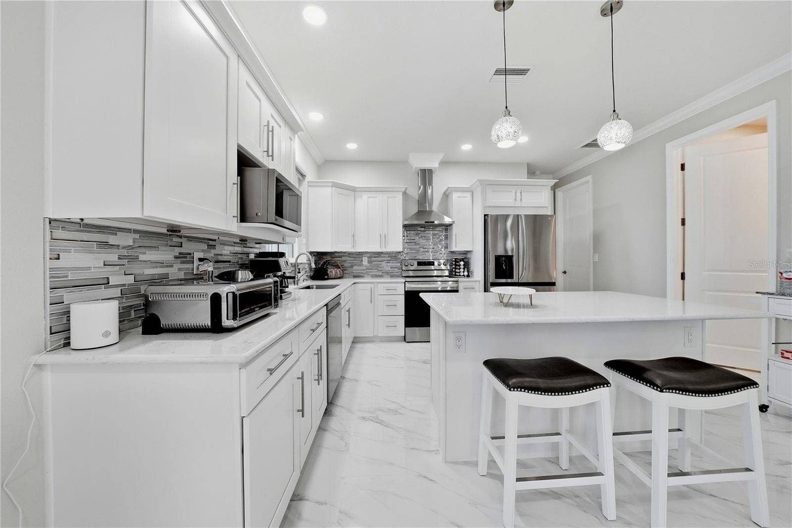 608 4TH STREET SW, Largo, FL 33770 Kitchen / island seating