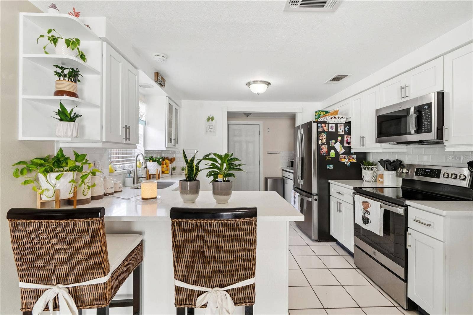 3105 SANDSPUR DRIVE, Tampa, FL 33618 Breakfast Bar