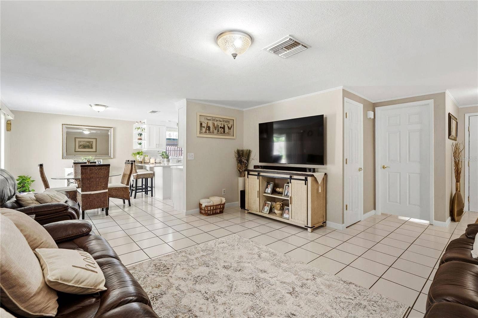 3105 SANDSPUR DRIVE, Tampa, FL 33618 Living Room