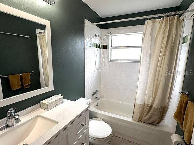 2202 CLUBHOUSE DRIVE, #173, Sun City Center, FL 33573 Guest bath with tub shower combo, clean and pretty.