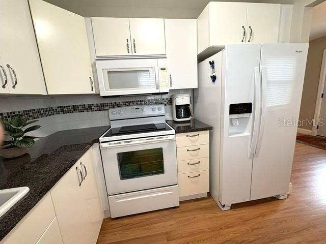 2202 CLUBHOUSE DRIVE, #173, Sun City Center, FL 33573 Pretty tile backsplash gives this kitchen a nice updated look.