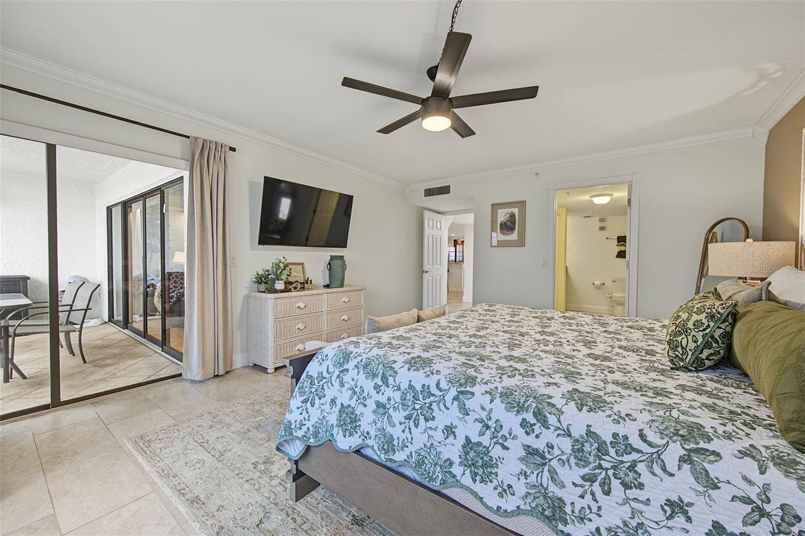 19531 GULF BOULEVARD, #604, Indian Shores, FL 33785 Primary Bedroom with Slider to the Balcony