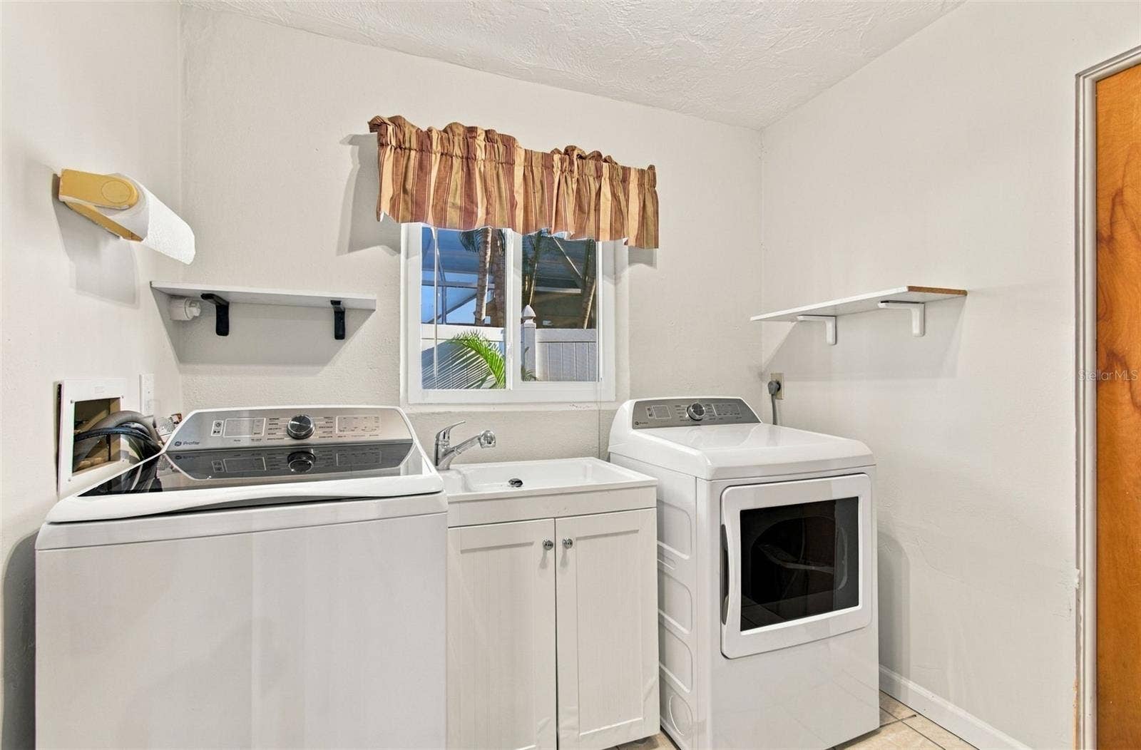 11975 7TH STREET E, Treasure Island, FL 33706 Indoor laundry