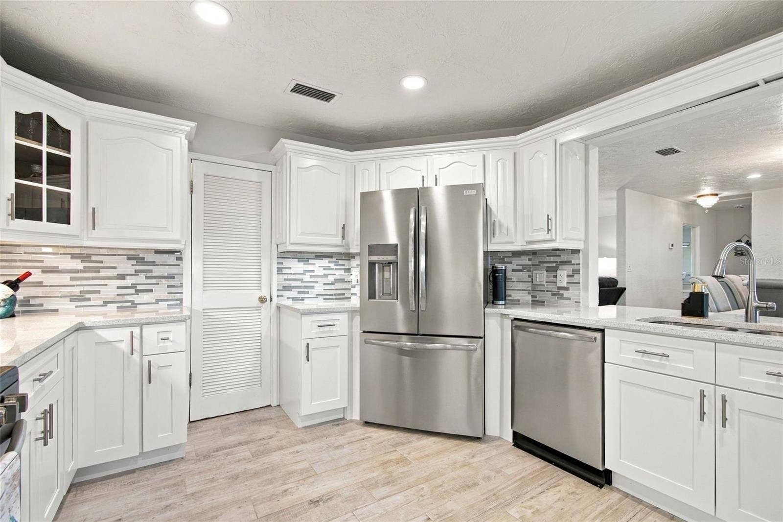 11975 7TH STREET E, Treasure Island, FL 33706 Che's Dream Kitchen