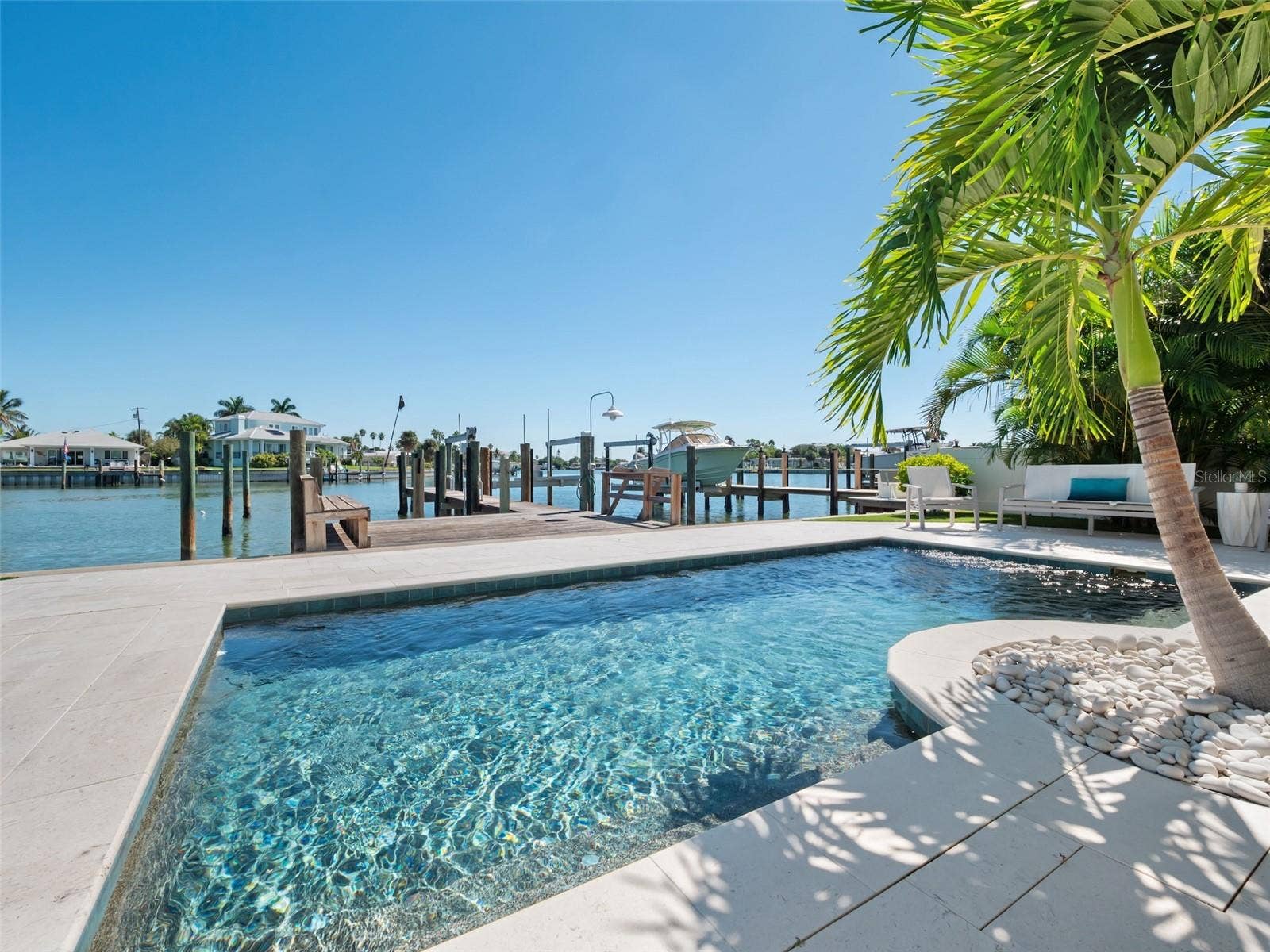 10K lb lift and add'l mooring for a big boat or for friends to come by boat, car, or golf cart.
