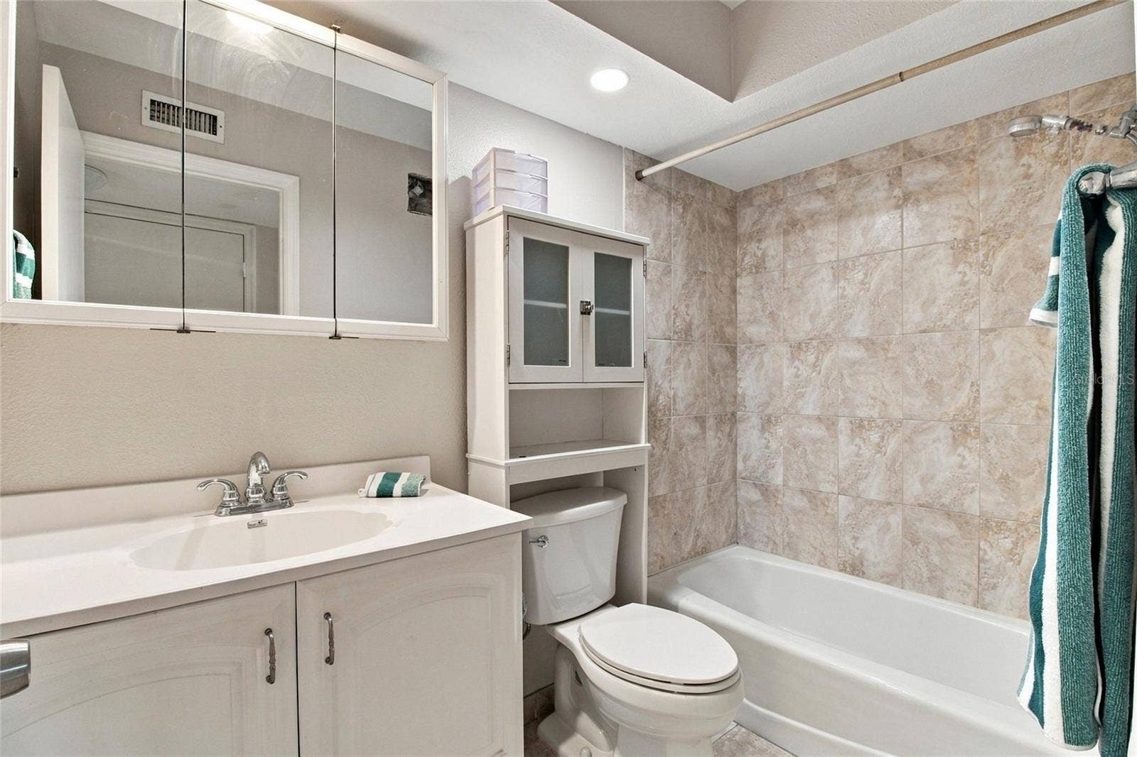 2511 DOLLY BAY DRIVE, #104, Palm Harbor, FL 34684 Hall Bath