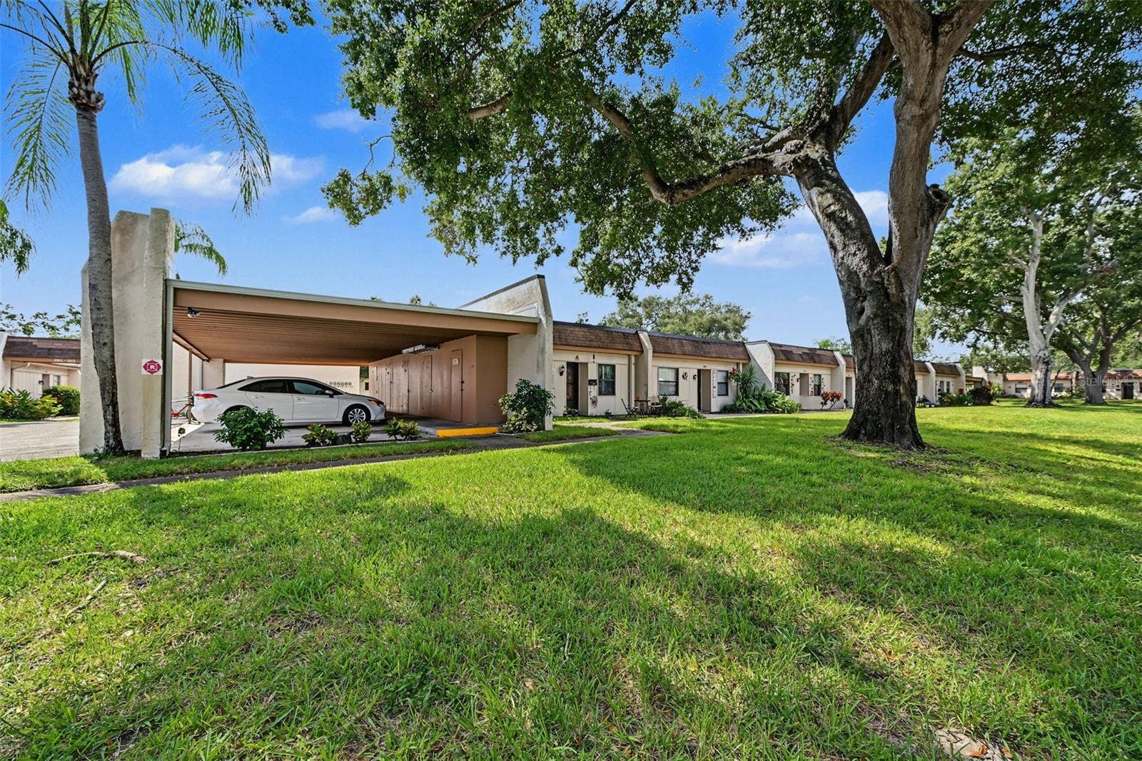 END UNIT CARPORT